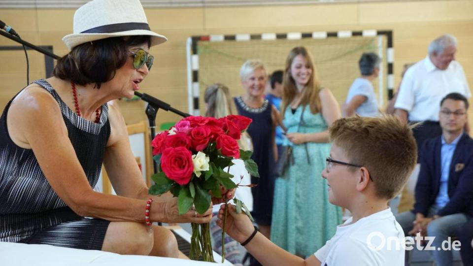 Alle Schüler schenken der scheidenden und stellvertretenden Schulleiterin eine Rose. Bild: bkr