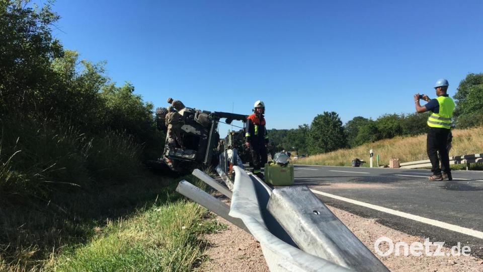 Auf einer Länge von etwa 200 Metern walzte der Panzer die Leitplanken platt, Bild: upl