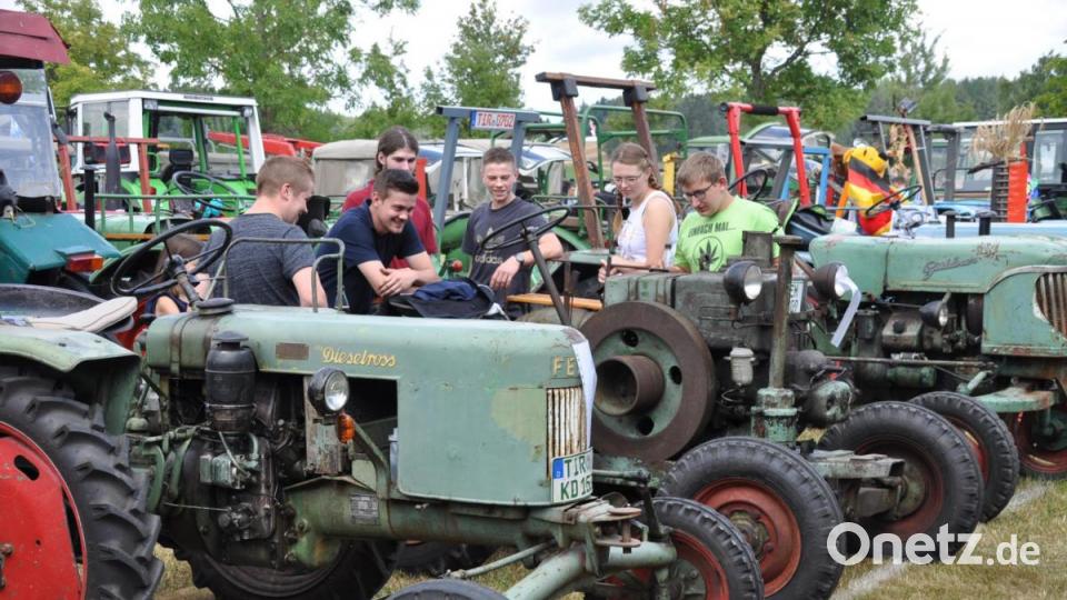 Immer wieder bilden sich Gruppen um besonders alte Zugmaschinen Bild: ak