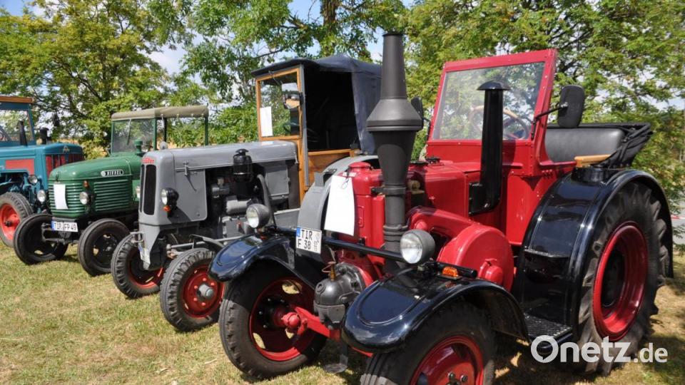 Liebevoll restauriert ist auch der 25 PS starke Lanz 7506 (vorne) von Reinhard Firl. Mit dem Baujahr 1938 ist der Traktor die älteste Zugmaschine beim Oldtimer-Treffen. Bild: ak
