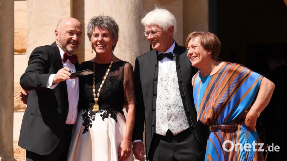 Die früheren Skirennläufer Rosi Mittermaier-Neureuther (r) und Christian Neureuther (l) kommen zum Beginn der Bayreuther Festspiele 2019 an und werden von der Bayreuther Oberbürgermeisterin Brigitte Merk-Erbe und deren Mann Thomas begrüßt. Bild: Tobias Hase/dpa