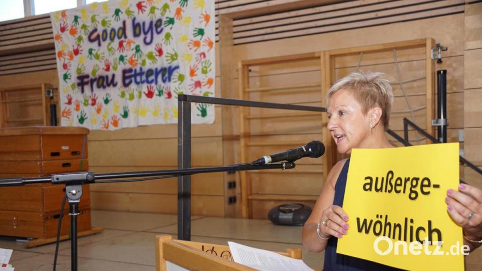 Rektorin Gudrun Lehner zeigt die von den Schülern zusammengetragenen Eigenschaften von Lucia Etterer. Bild: bkr