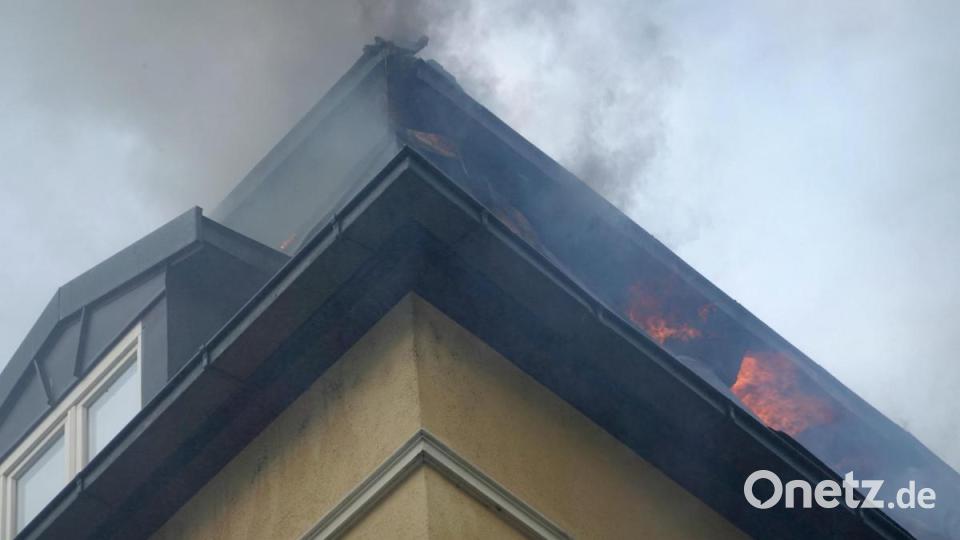 Bis in die frühen Morgenstunden waren die Einsatzkräfte der Regensburger Feuerwehren mit der Brandbekämpfung beschäftigt. Bild: Alexander Auer