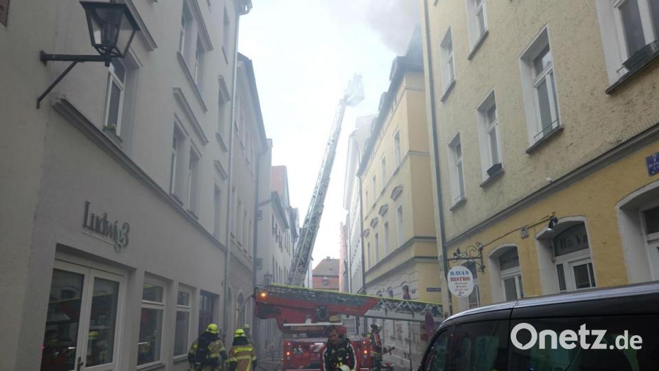 Bis in die frühen Morgenstunden waren die Einsatzkräfte der Regensburger Feuerwehren mit der Brandbekämpfung beschäftigt. Bild: Alexander Auer
