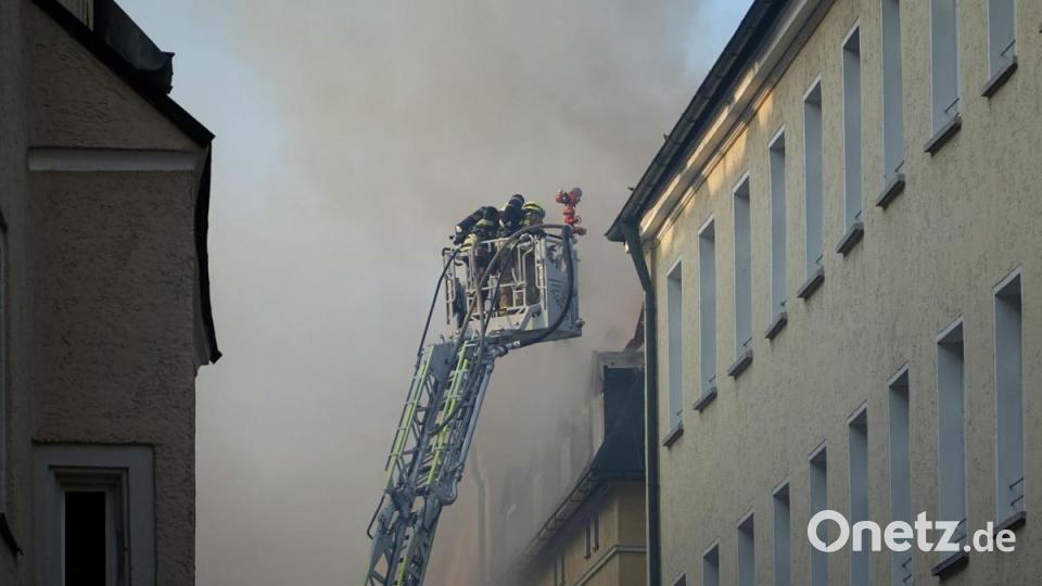Bis in die frühen Morgenstunden waren die Einsatzkräfte der Regensburger Feuerwehren mit der Brandbekämpfung beschäftigt. Bild: Alexander Auer