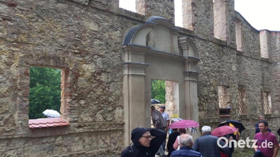 Anfangs regnete es noch ein bisschen. Das hielt die Besucher nicht ab, die restauerierten Gebäude (hier das Schloss) zu erkunden. Bild: Unger, Heike