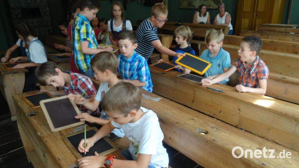 Die Schiefertafeln werden verteilt. Bild: hka