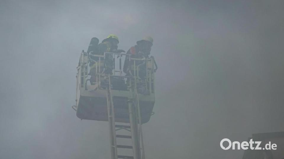 Bis in die frühen Morgenstunden waren die Einsatzkräfte der Regensburger Feuerwehren mit der Brandbekämpfung beschäftigt. Bild: Alexander Auer