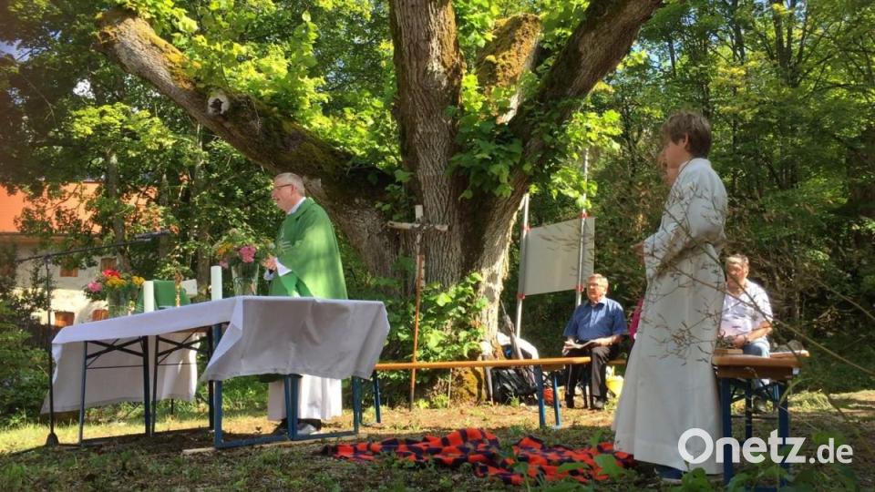Clemens Mennicken, der Jugendpfarrer der Diözese Eichstätt, hielt den Gottesdienst unter freiem Himmel. Bild: Unger, Heike