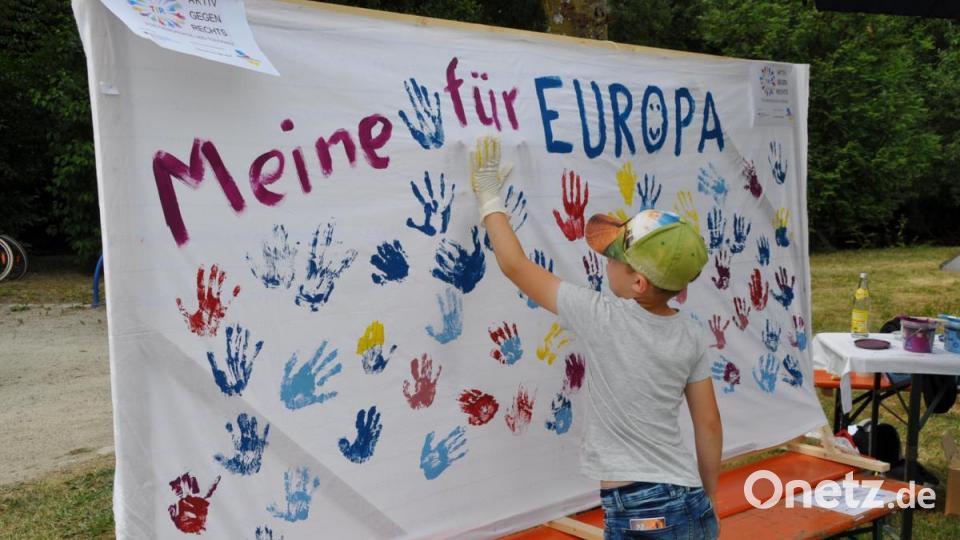 Beim Stand &quot;Aktiv gegen Rechts&quot; konnten Kinder und Jugendliche ihre Hand für Europa auf einem Banner hinterlassen. Bild: ak