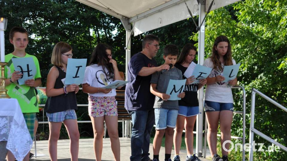 Jugendliche erklärten anhand der sechs Buchstaben des Wortes &quot;Himmel&quot;, was sie unter Glauben verstehen. Bild: ak
