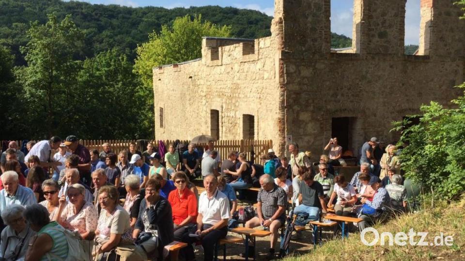 Ehemaligentreffen in Lutzmannstein: Die Stadt Velburg hat diesen besonderen Ausflug organisiert. Denn der Ort liegt mitten im Übungsplatz Hohenfels – und ist damit nicht frei zugänglich. Die US-Armee gewährt den früheren Bewohnern und ihren Angehörigen aber alle zwei Jahre Zutritt. Sie hat drei der alten Gebäude restauriert – darunter das Schloss (im Hintergrund), vor dem sich die Ehemaligen am Sonntag zu einem Gottesdienst unter freiem Himmel versammelten. Bild: Unger, Heike