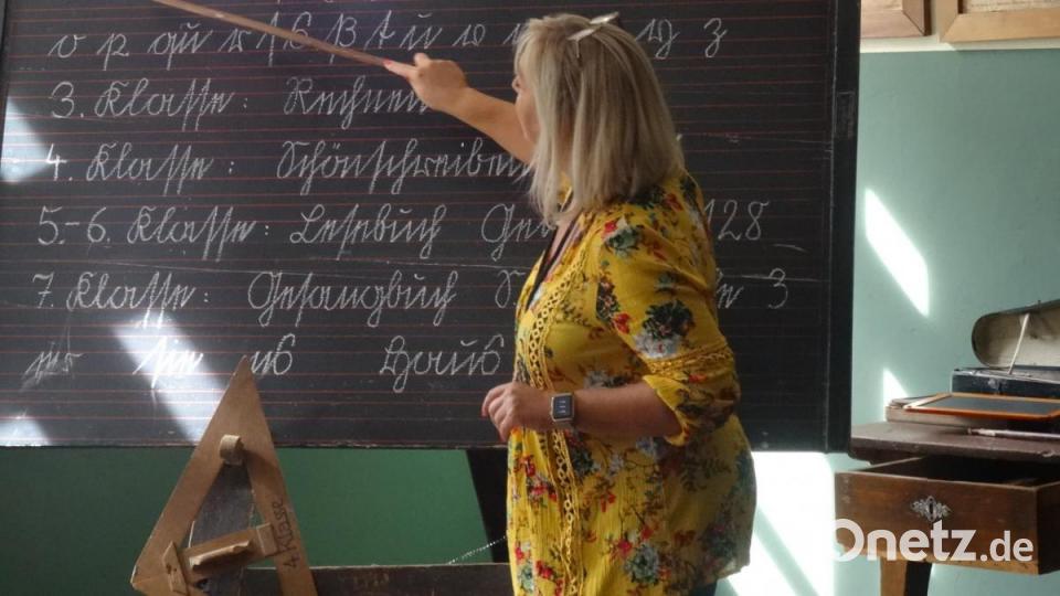 Eine strenge Lehrerin war Museums-Mitarbeitern Martina Herbst an diesem Tag. Bild: hka