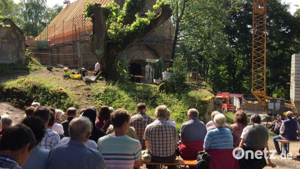 Die Kirche von Lutzmannstein ist momentan eine Baustelle. Deshalb wurde im Freien gebetet. Bild: Unger, Heike