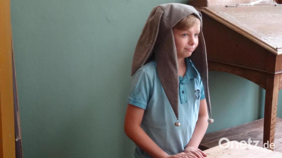 Sebastian spielt einen renitenten Schüler, der mit der Eselsmütze am Kopf an der Eselsbank stehen muß. Bild: hka