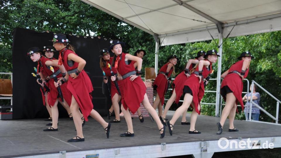 Eine Tanzeinlage aus dem Musical Mary Poppins zeigten die &quot;Funky Feets&quot; des TSV Reuth. Bild: ak