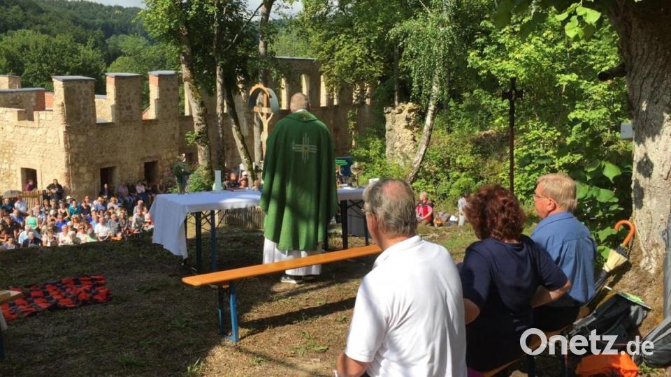 Ein Gottesdienst eröffnete das Ehemaligentreffen in Lutzmannstein. Bild: Unger, Heike