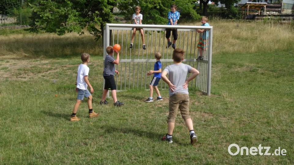 Fußball in der Pause macht die Buben wieder ganz zufrieden mit der schulischen Gegenwart. Bild: hka