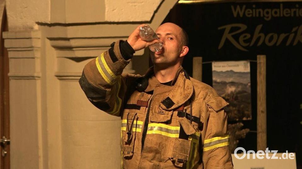 Bis in die frühen Morgenstunden waren die Einsatzkräfte der Regensburger Feuerwehren mit der Brandbekämpfung beschäftigt. Bild: Alexander Auer