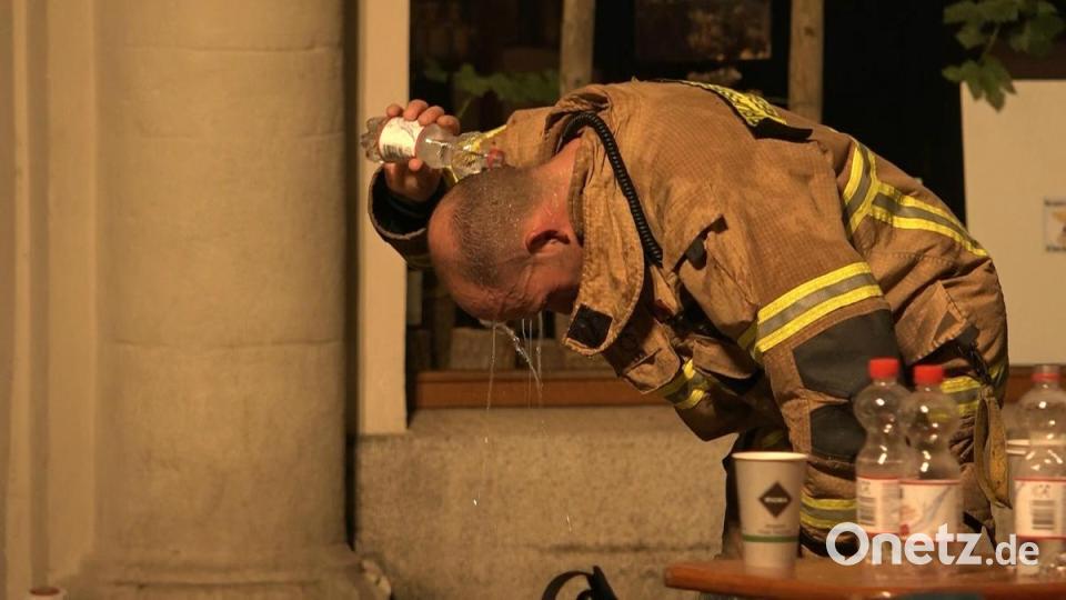 Bis in die frühen Morgenstunden waren die Einsatzkräfte der Regensburger Feuerwehren mit der Brandbekämpfung beschäftigt. Bild: Alexander Auer