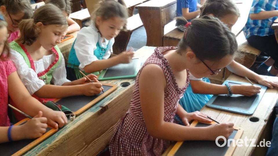 Dirndl-Kleider und Zopffrisuren - die Mädchen der Lauterachtal-Grundschule haben sich modisch früheren Schulzeiten angenähert. Bild: hka