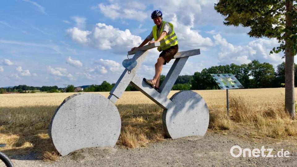 Karlheinz Weigl auf einem Fahrrad-Monument. Bild: upl