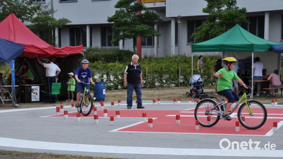 Bei der Polizei und der Verkehrswacht konnten Übungen mit dem Rad absolviert werden. Bild: ak