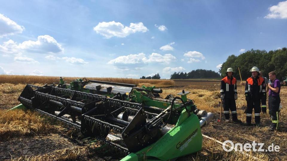 Der ausgebrannte Mähtisch der Erntemaschine. Bild: Petra Hartl