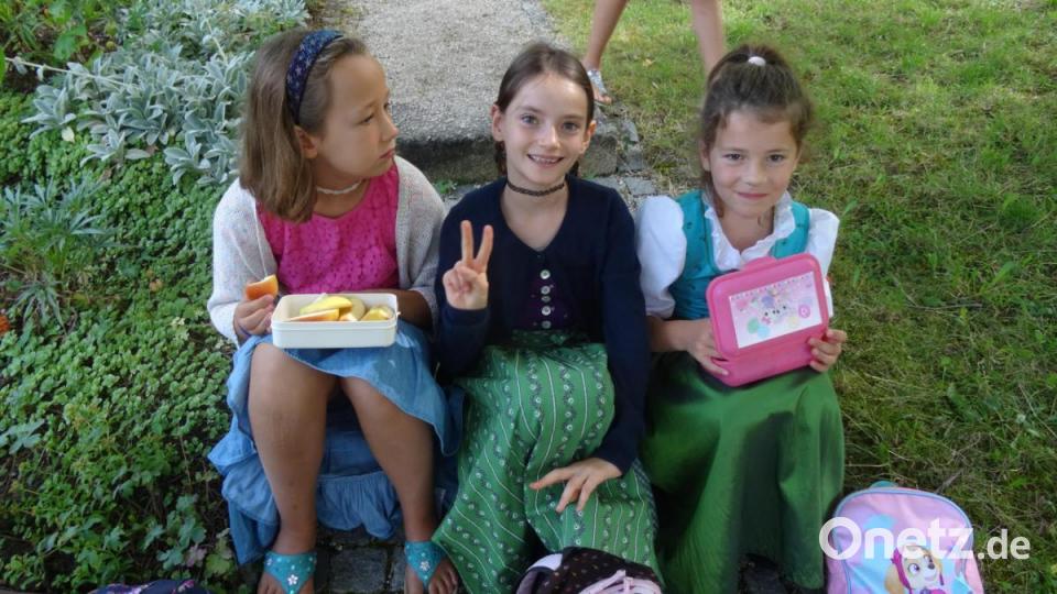 Verena, Lotte und Emily (von links) genießen die Pause im Schulgarten. Bild: hka