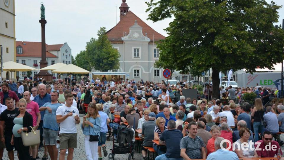 Menschen über Menschen bevölkerten den Unteren Marktplatz Bild: jr