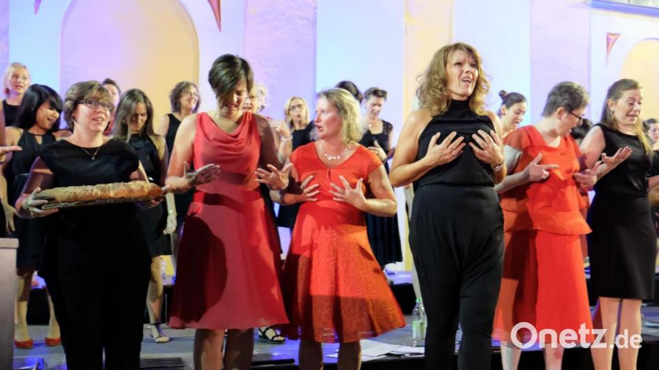 Mit viel Temperament und Leidenschaft bestätigen die Akteure: &quot;Singen macht glücklich.&quot; Bild: do