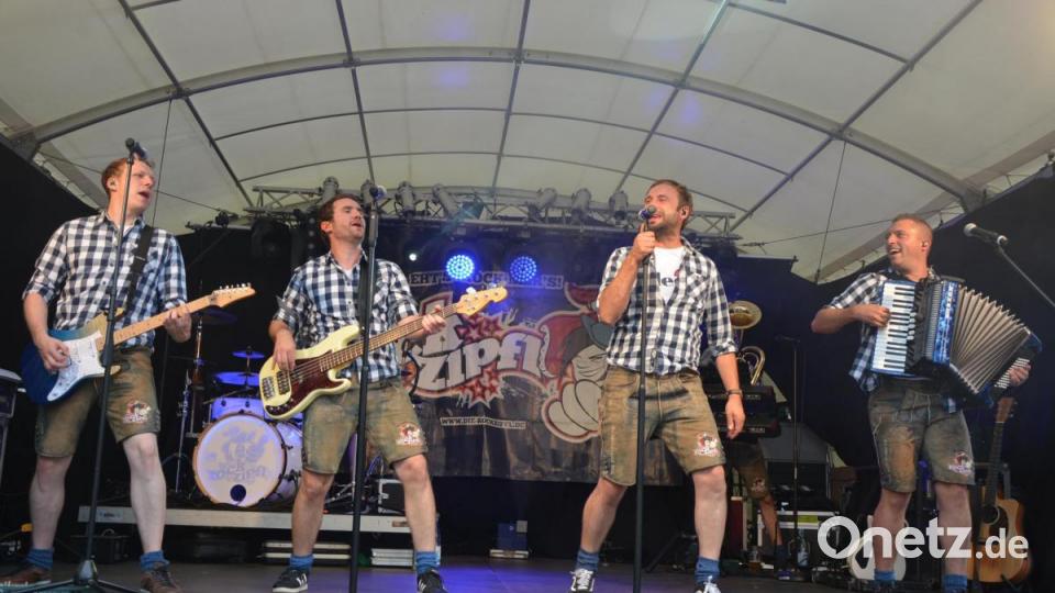 Die sechs Jungs von „Rockzipfl“ spielten am Samstag bereits zum achten Mal in Mitterteich auf Bild: jr