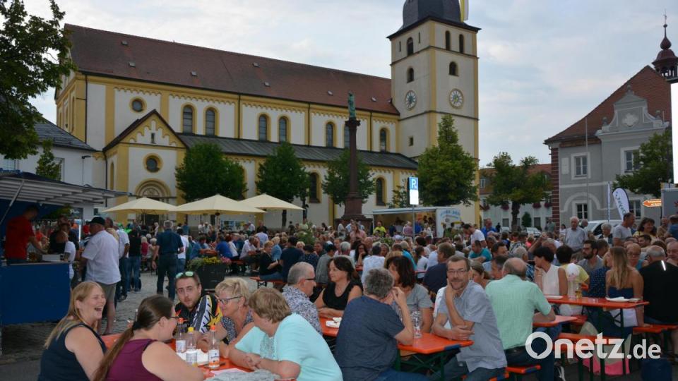 Feiern am Unteren Marktplatz in Mitterteich hat schon etwas Besonderes. Bild: jr