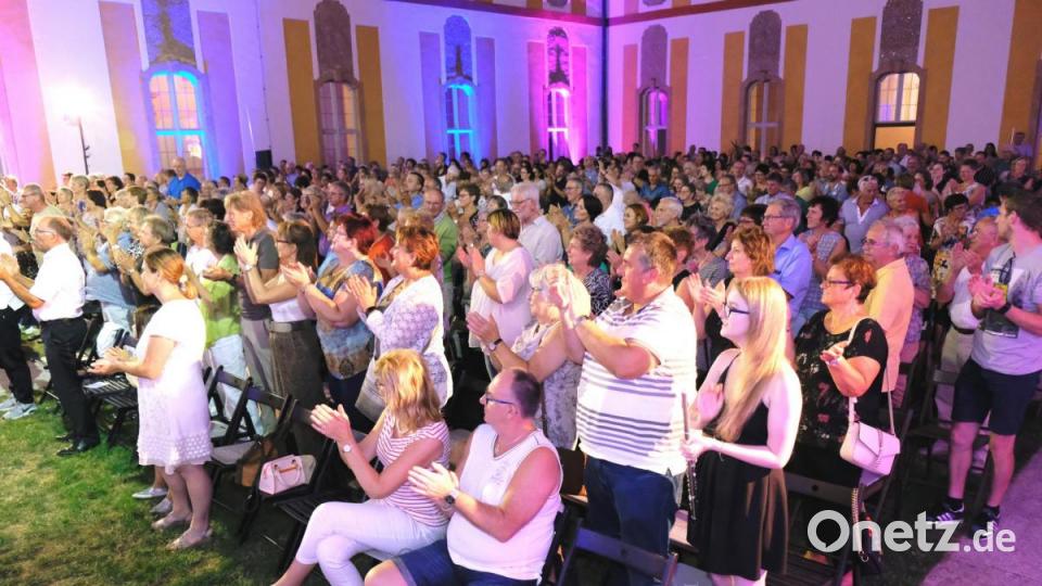 Die heitere Stimmung beim Witt-Konzert übertrug sich rasch auf das begeisterte Publikum. Es verabschiedete die Sängerinnen und und Sänger mit stehenden Ovationen. Bild: do