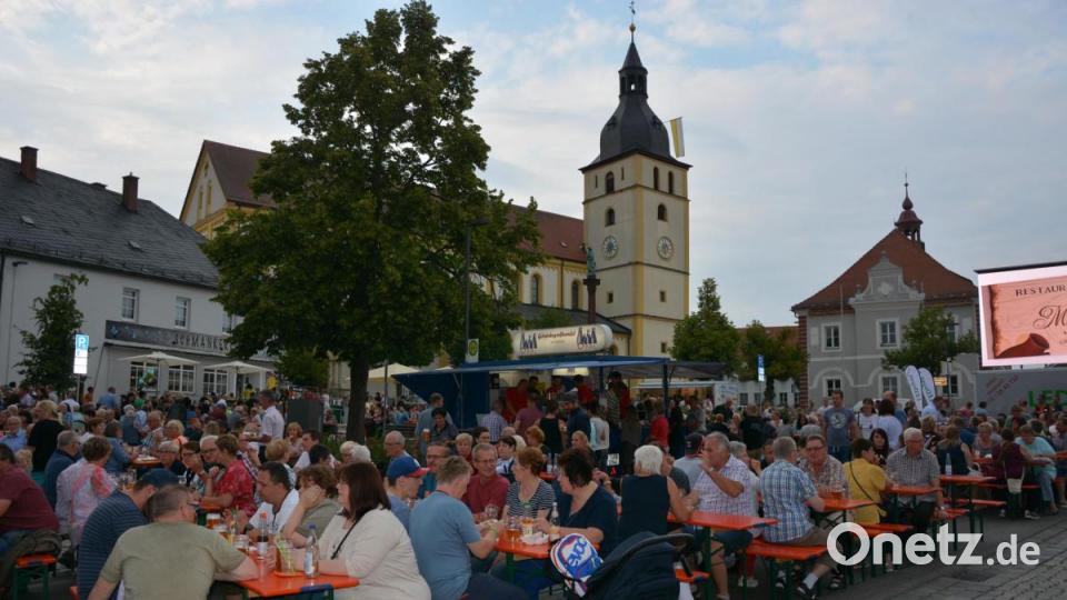 Feiern am Unteren Marktplatz in Mitterteich hat schon etwas Besonderes. Bild: jr