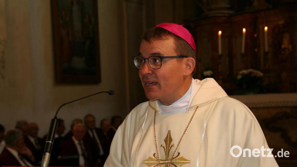 Bischof Tomáš Holub übersetzt die Predigt seines Regensburger Amtsbruders ins Tschechische. Bild:  Oswald Zintl