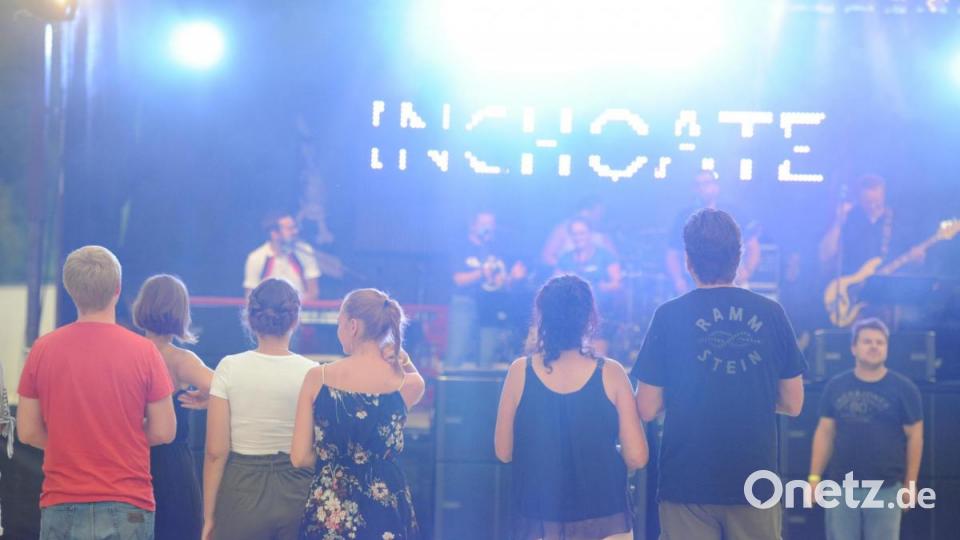 Die Wasserwacht Hirschau und The Funky Blues Rabbits organisierten heuer die 15. Auflage der Beachparty, heuer bereits zum neunten Mal in Hirschau. INCHOATE auf der Bühne, die ersten Gäste davor. Bild: Andreas Brückmann