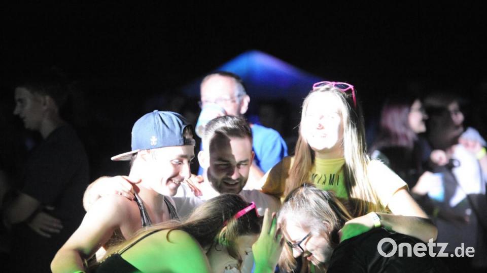 Die Wasserwacht Hirschau und The Funky Blues Rabbits organisierten heuer die 15. Auflage der Beachparty, heuer bereits zum neunten Mal in Hirschau. Vor der Bühne wurde ausgiebig gefeiert. Bild: Andreas Brückmann