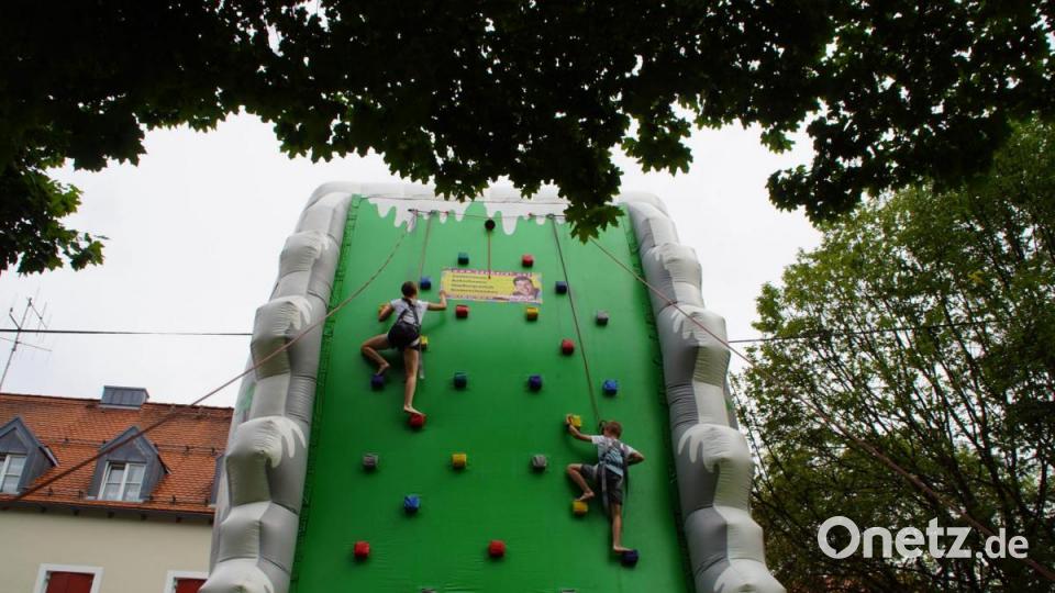 Für die Kinder war die Kletterwand eine der vielen Attraktionen. Bild: mmj