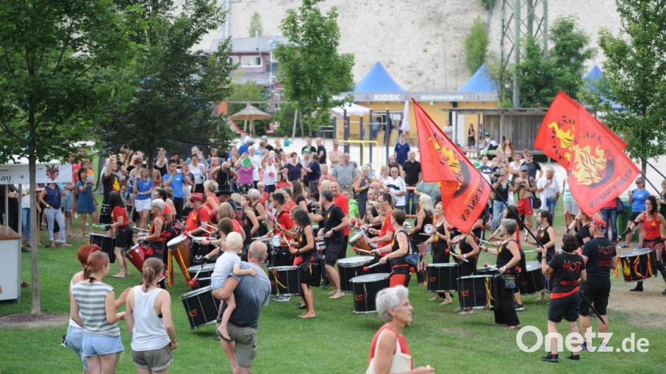 Die Wasserwacht Hirschau und The Funky Blues Rabbits organisierten heuer die 15. Auflage der Beachparty, heuer bereits zum neunten Mal in Hirschau. Jalapenos Percussion war zum ersten Mal mit dabei. Bild: Andreas Brückmann