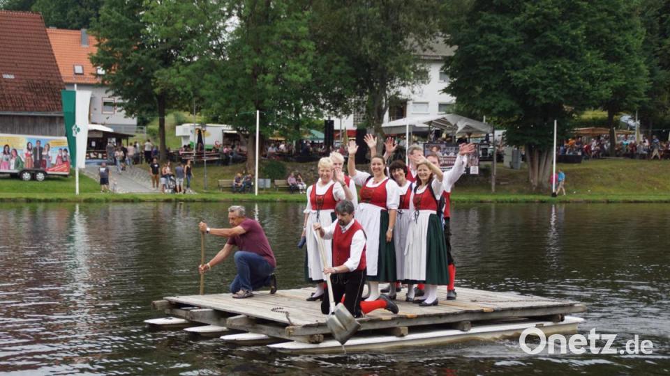 Die Trachtler unterwegs auf dem Wasser zu ihrem Auftritt. Bild: mmj