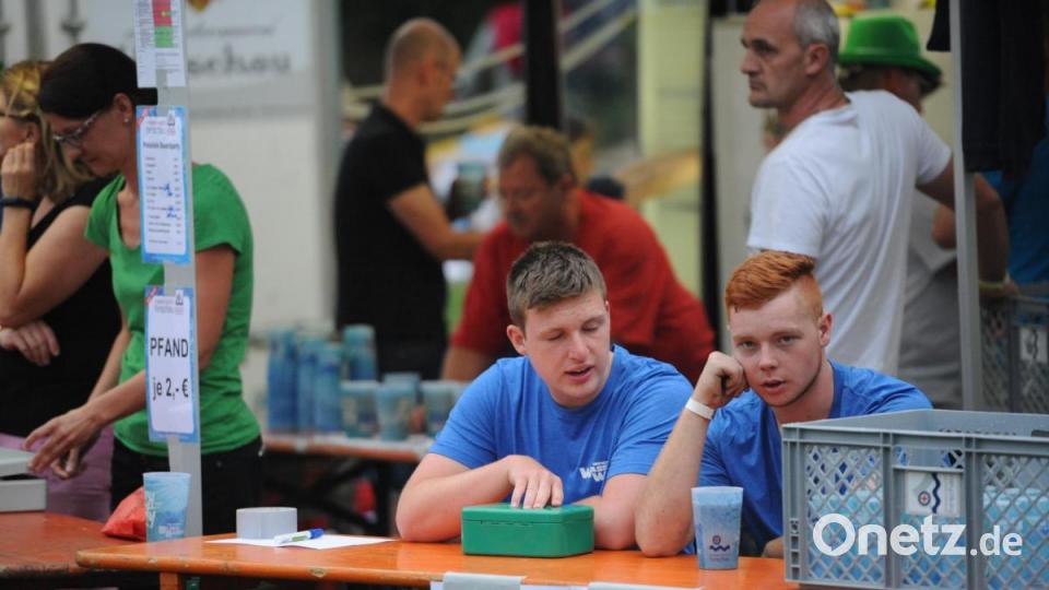 Die Wasserwacht Hirschau und The Funky Blues Rabbits organisierten heuer die 15. Auflage der Beachparty, heuer bereits zum neunten Mal in Hirschau. Viele Helfer der Hirschauer Wasserwacht sorgen für die Bewirtung der Gäste. Bild: Andreas Brückmann