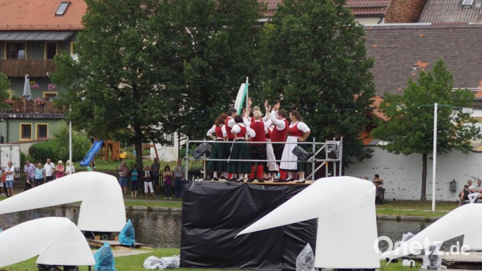 Nostalgie beim Seefest: Die Volkstanzgruppe mit ihrem Auftritt auf der Insel. Bild: mmj