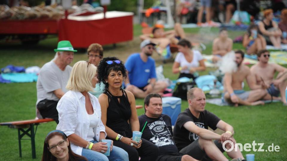 Die Wasserwacht Hirschau und The Funky Blues Rabbits organisierten heuer die 15. Auflage der Beachparty, heuer bereits zum neunten Mal in Hirschau. Gespärche unter Freundinnen. Bild: Andreas Brückmann