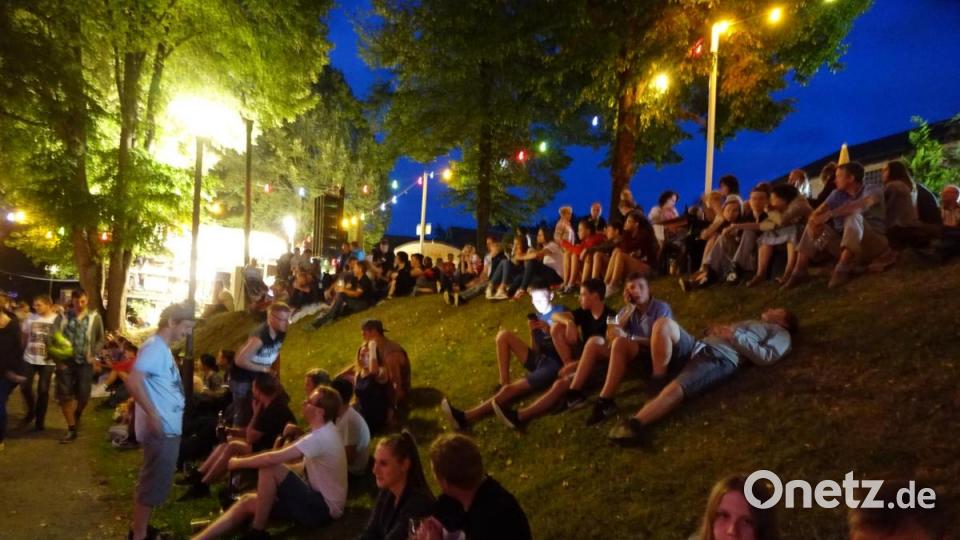 Viele sicherten sich ein ruhiges Plätzchen am Ufer. Bild: mmj