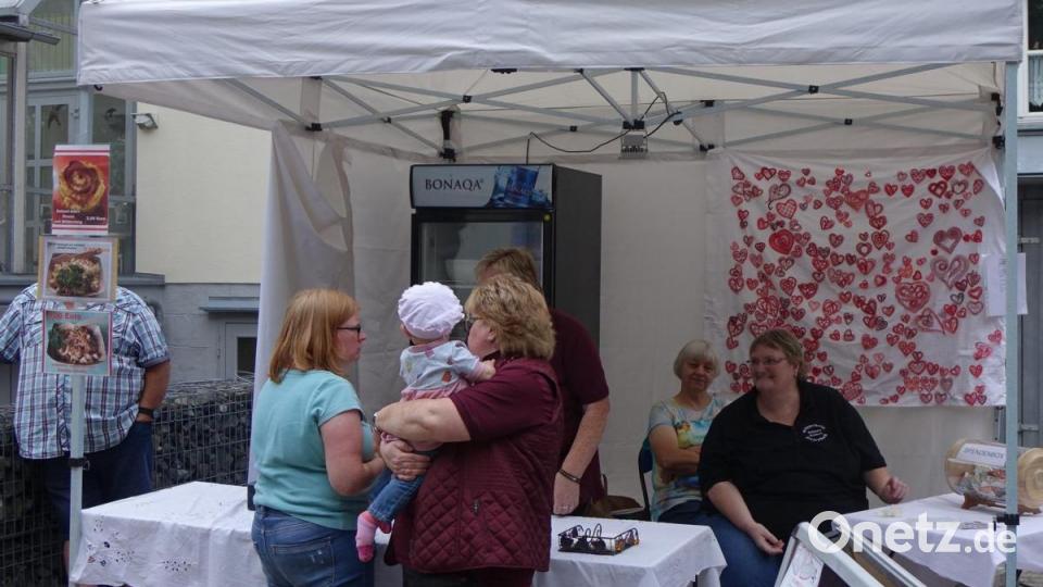 Der Klöppelkreis Schönsee-Stadlern-Tiefenbach war ebenfalls mit einem Stand dabei. Bild: mmj
