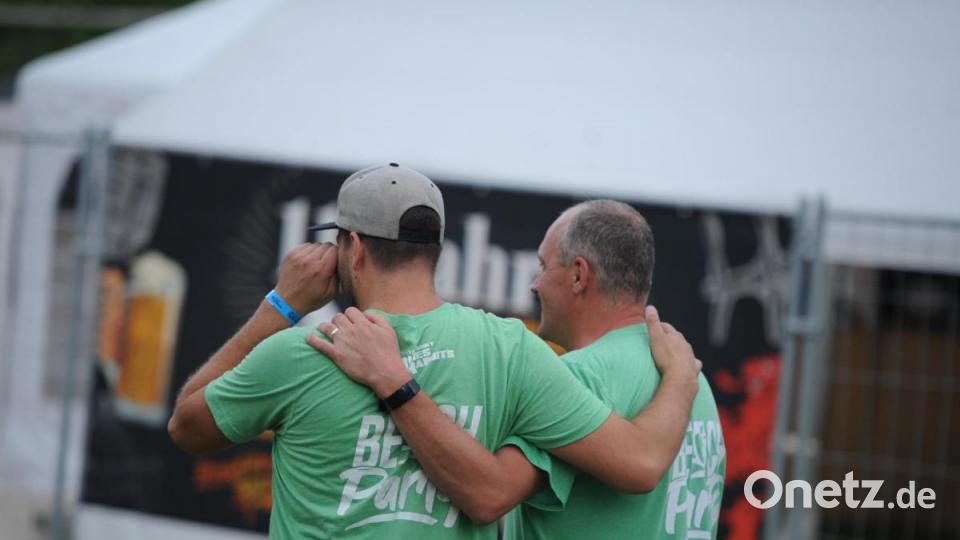 Die Wasserwacht Hirschau und The Funky Blues Rabbits organisierten heuer die 15. Auflage der Beachparty, heuer bereits zum neunten Mal in Hirschau. Hand in Hand Markus Stang von den Blues Rabbits (links) zusammen mit Wasserwacht Chef Mike Schmid. Bild: Andreas Brückmann