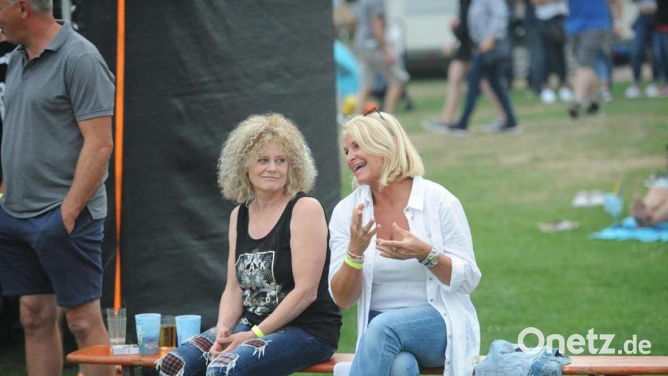 Die Wasserwacht Hirschau und The Funky Blues Rabbits organisierten heuer die 15. Auflage der Beachparty, heuer bereits zum neunten Mal in Hirschau. Im Gespräch unter Freundinnen. Bild: Andreas Brückmann