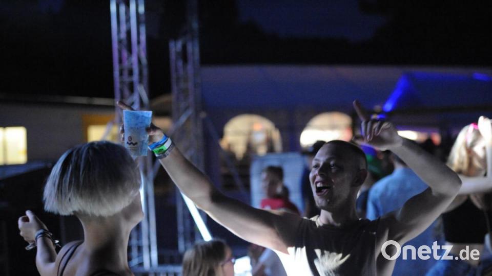 Die Wasserwacht Hirschau und The Funky Blues Rabbits organisierten heuer die 15. Auflage der Beachparty, heuer bereits zum neunten Mal in Hirschau. Vor der Bühne wurde ausgiebig gefeiert. Bild: Andreas Brückmann