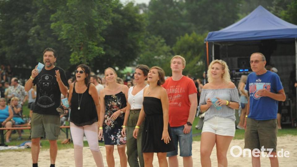 Die Wasserwacht Hirschau und The Funky Blues Rabbits organisierten heuer die 15. Auflage der Beachparty, heuer bereits zum neunten Mal in Hirschau. Gemeinsam vor der Bühne im Sand. Bild: Andreas Brückmann